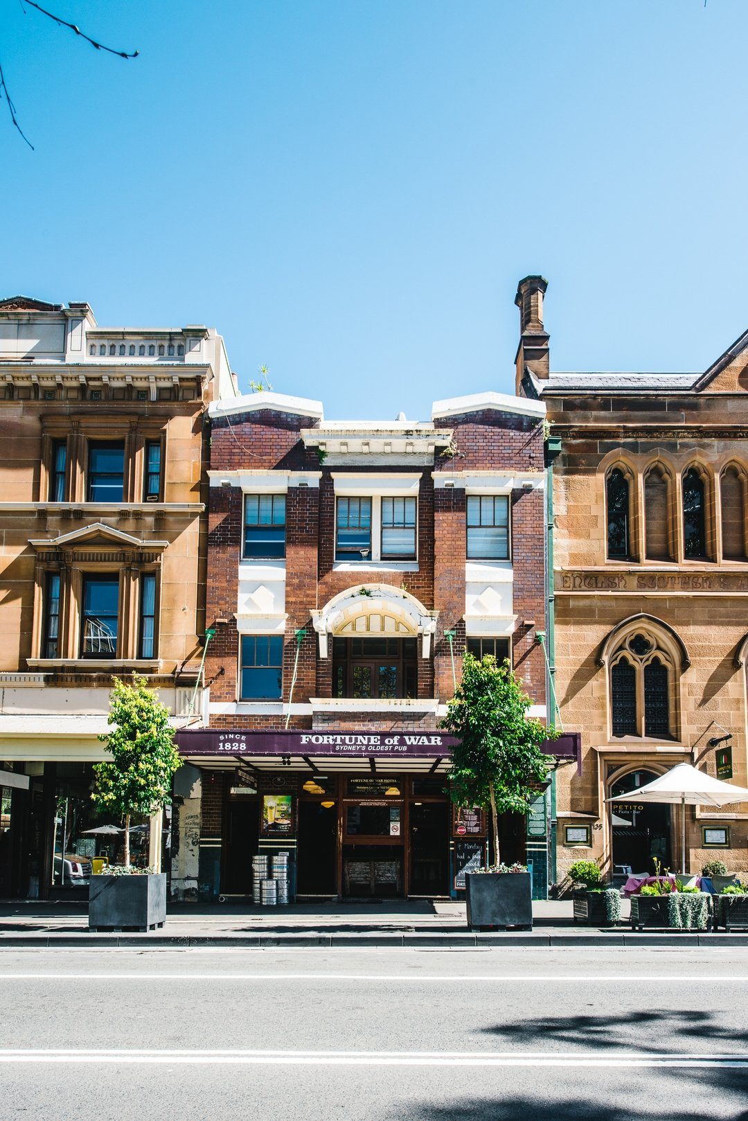 Fortune of War pub exterior at the corner of George and Argyle Streets